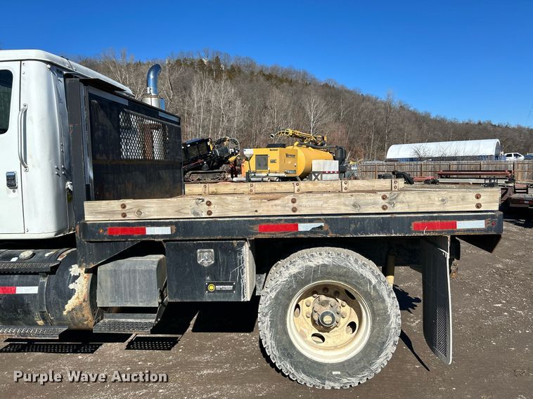 image for item NE9788 2002 International 8100 flatbed truck