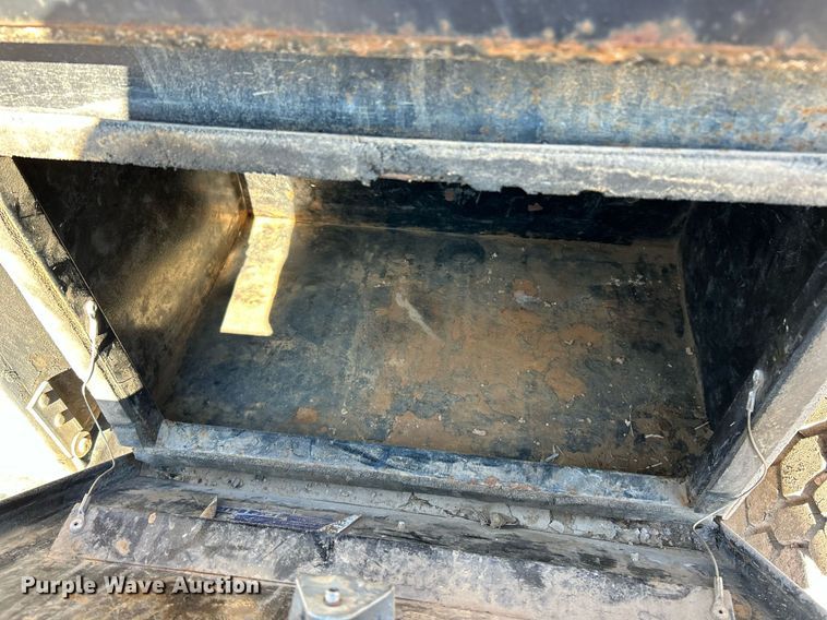 image for item NE9788 2002 International 8100 flatbed truck