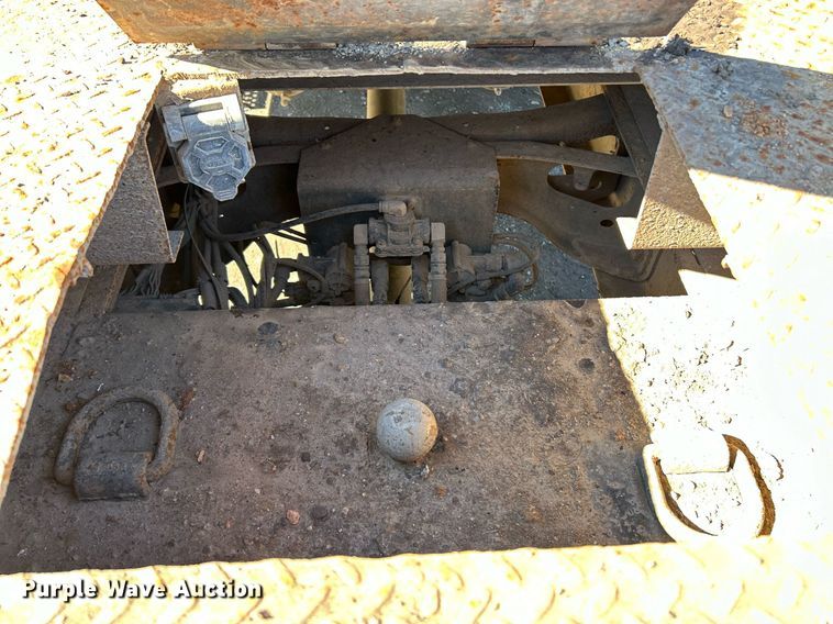 image for item NE9788 2002 International 8100 flatbed truck