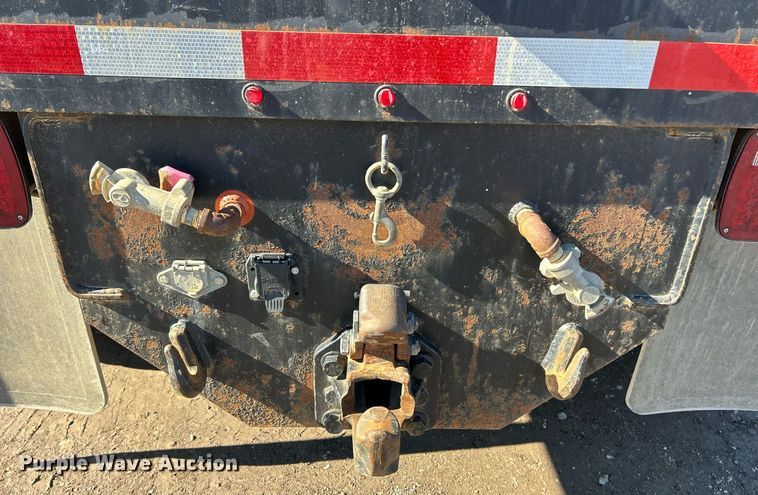 image for item NE9788 2002 International 8100 flatbed truck