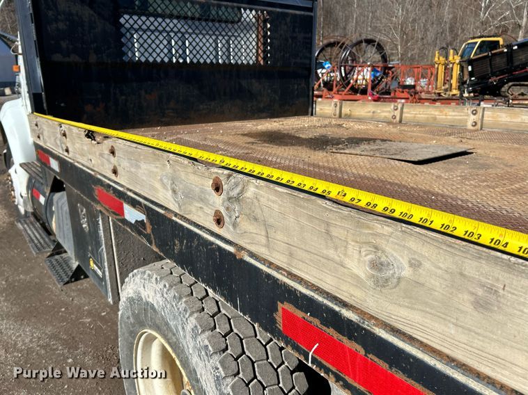 image for item NE9788 2002 International 8100 flatbed truck