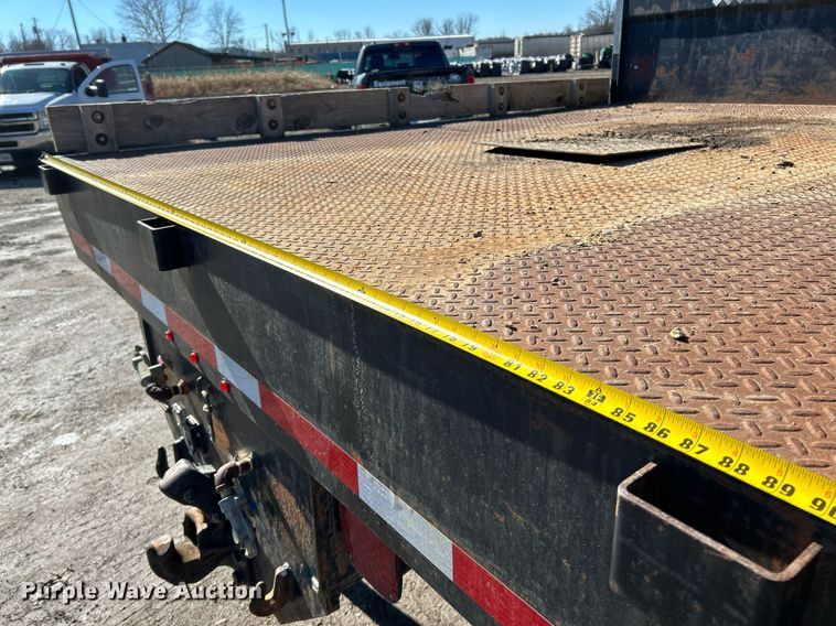 image for item NE9788 2002 International 8100 flatbed truck