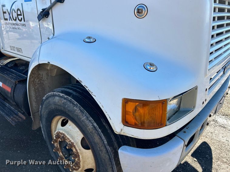 image for item NE9788 2002 International 8100 flatbed truck