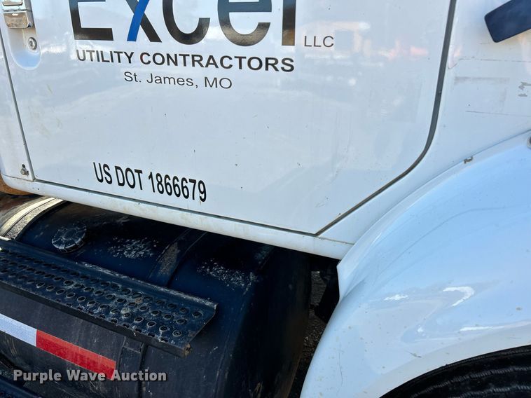 image for item NE9788 2002 International 8100 flatbed truck