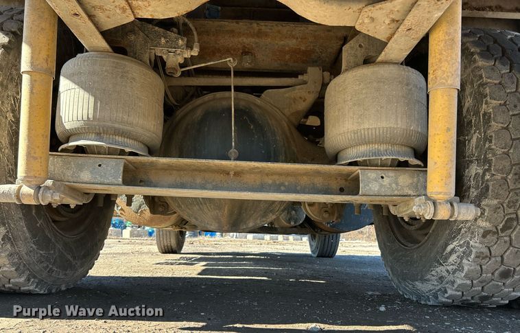 image for item NE9788 2002 International 8100 flatbed truck