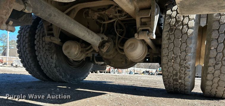 image for item NE9788 2002 International 8100 flatbed truck