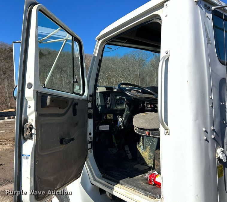 image for item NE9788 2002 International 8100 flatbed truck