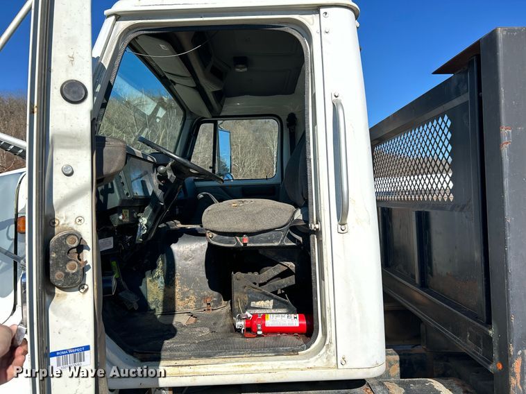 image for item NE9788 2002 International 8100 flatbed truck