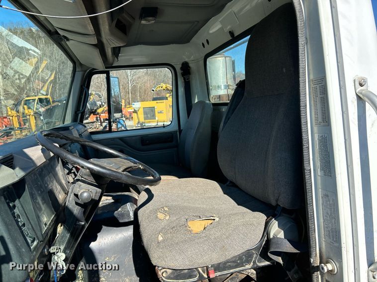 image for item NE9788 2002 International 8100 flatbed truck