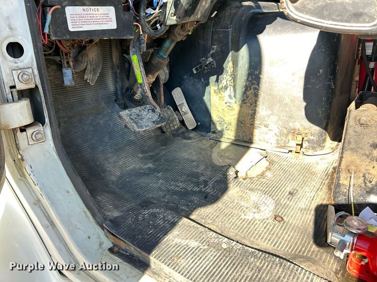 image for item NE9788 2002 International 8100 flatbed truck