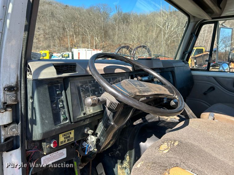 image for item NE9788 2002 International 8100 flatbed truck