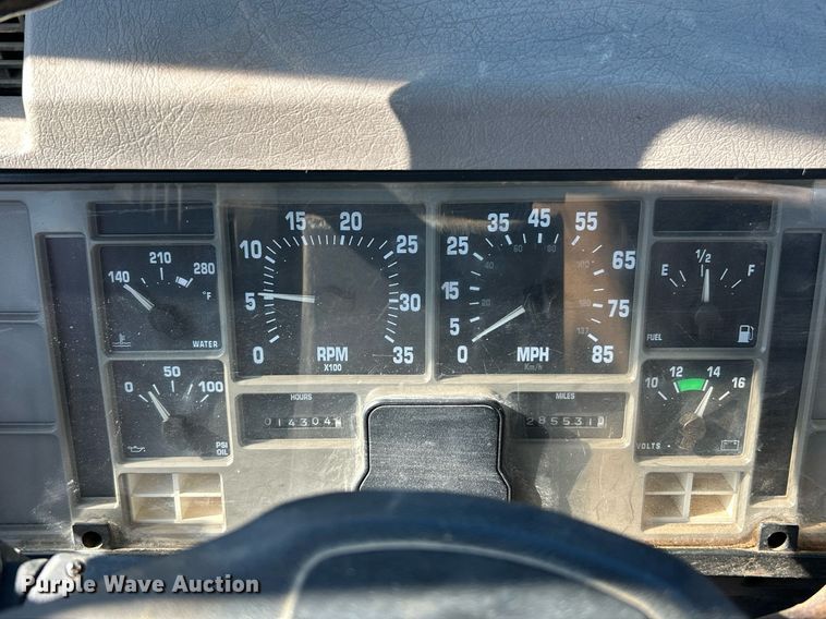 image for item NE9788 2002 International 8100 flatbed truck