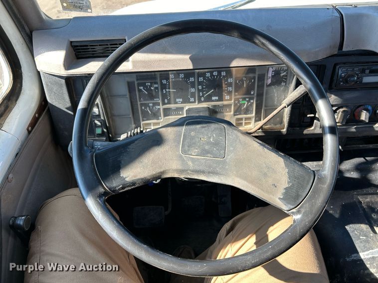 image for item NE9788 2002 International 8100 flatbed truck