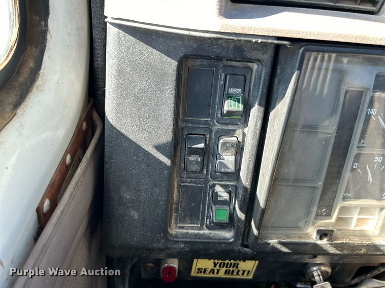 image for item NE9788 2002 International 8100 flatbed truck