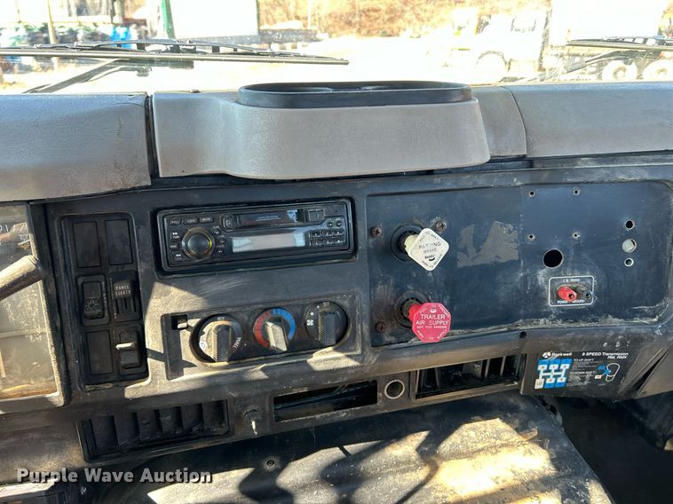 image for item NE9788 2002 International 8100 flatbed truck