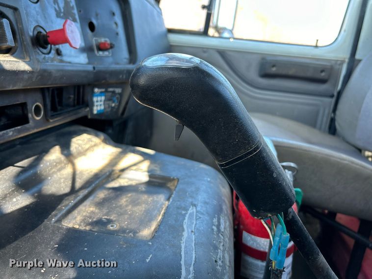 image for item NE9788 2002 International 8100 flatbed truck