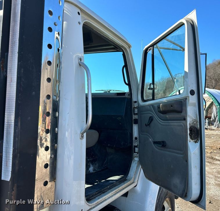 image for item NE9788 2002 International 8100 flatbed truck