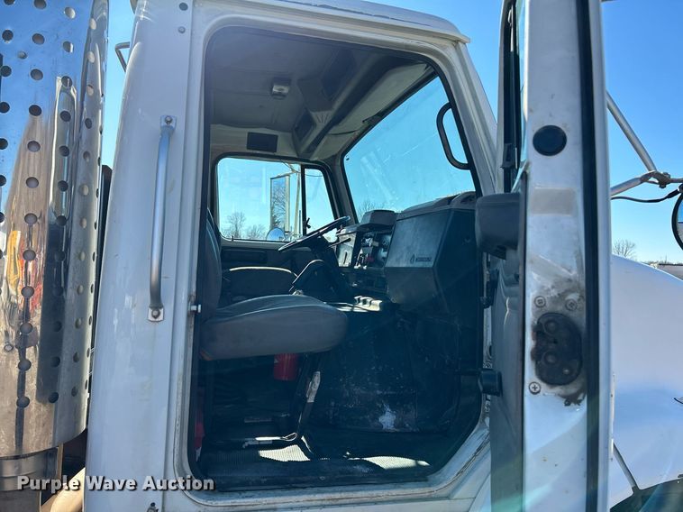 image for item NE9788 2002 International 8100 flatbed truck