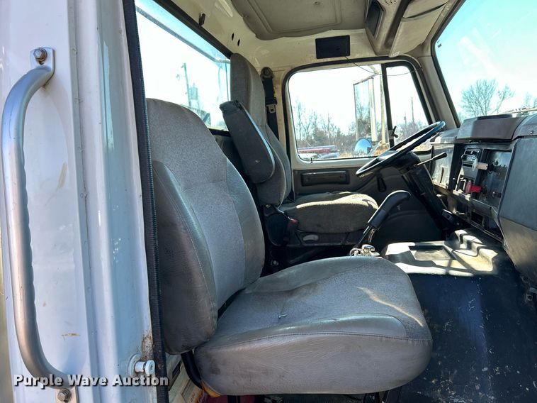 image for item NE9788 2002 International 8100 flatbed truck