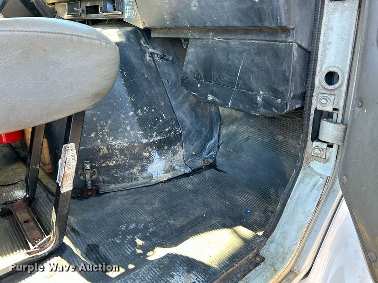 image for item NE9788 2002 International 8100 flatbed truck