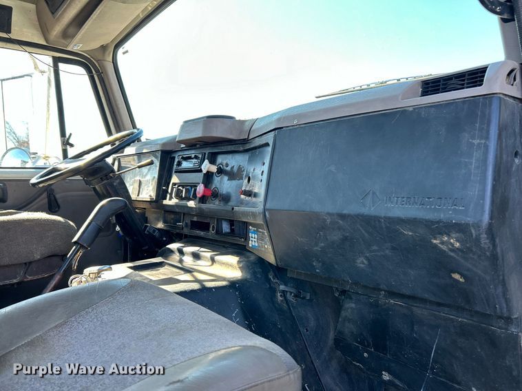 image for item NE9788 2002 International 8100 flatbed truck