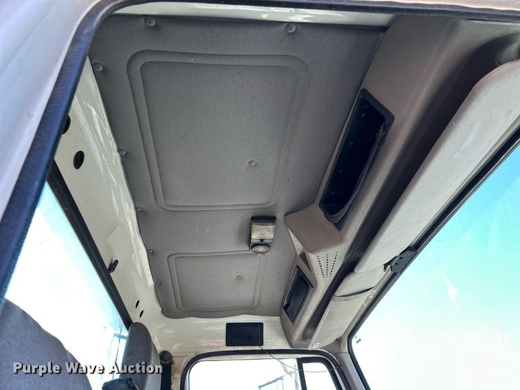 image for item NE9788 2002 International 8100 flatbed truck