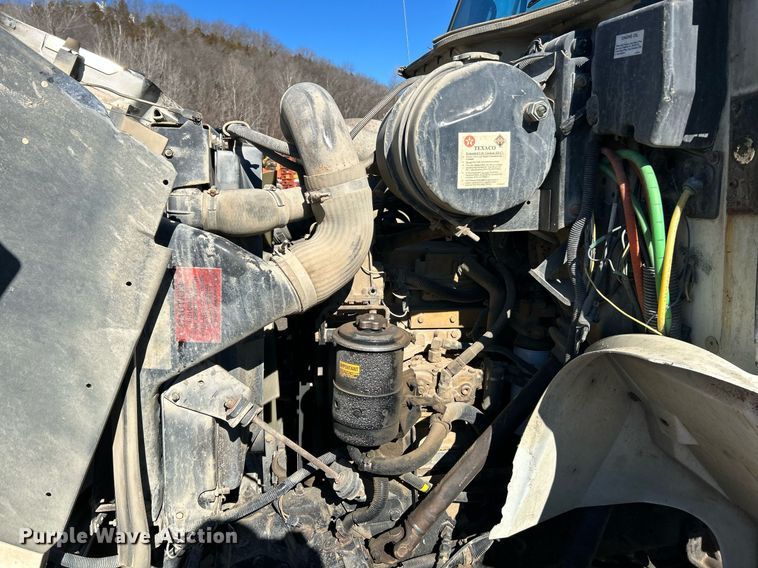 image for item NE9788 2002 International 8100 flatbed truck