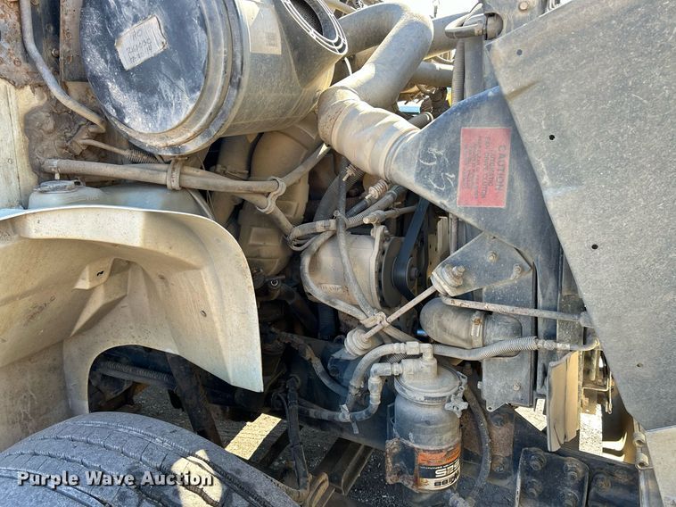 image for item NE9788 2002 International 8100 flatbed truck