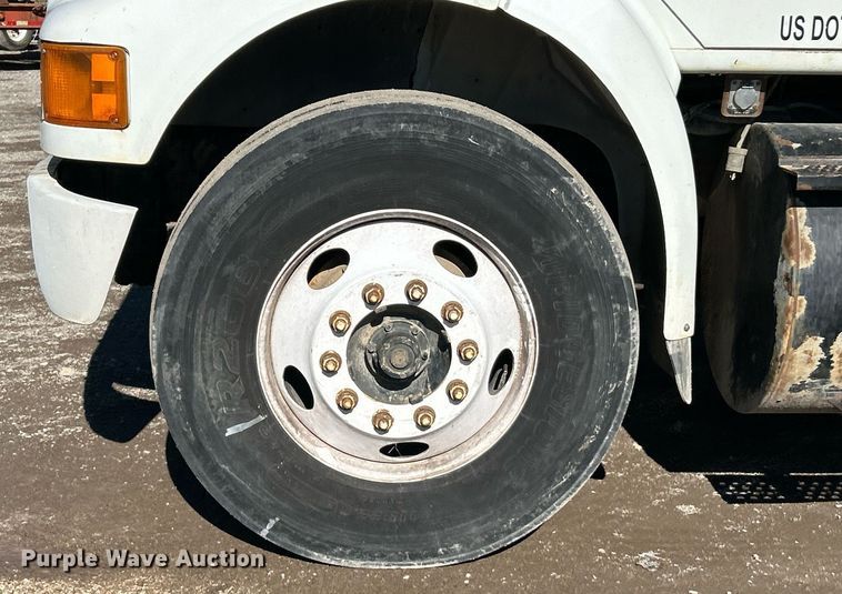 image for item NE9788 2002 International 8100 flatbed truck