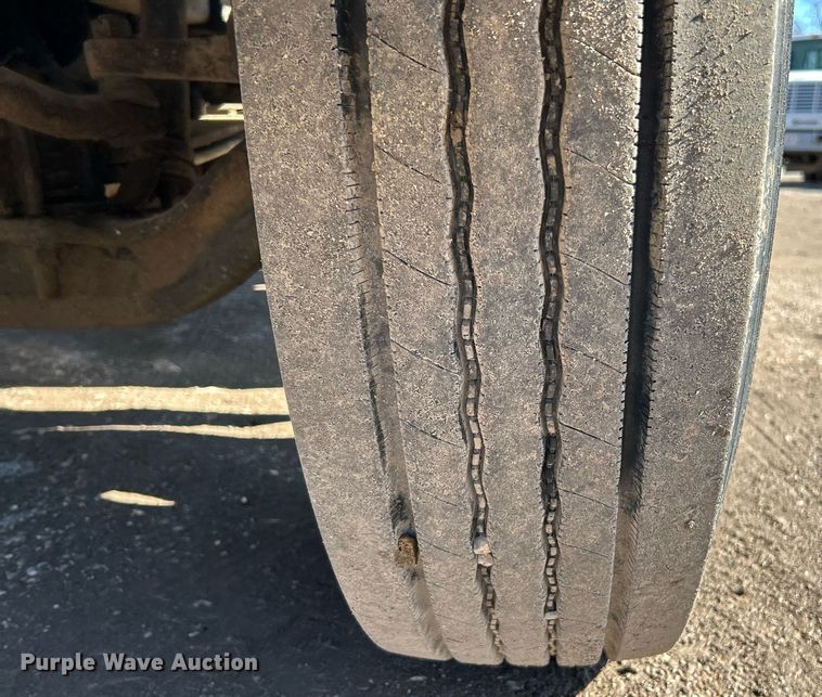 image for item NE9788 2002 International 8100 flatbed truck