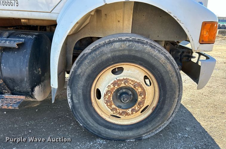 image for item NE9788 2002 International 8100 flatbed truck