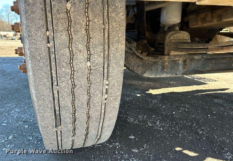 image for item NE9788 2002 International 8100 flatbed truck