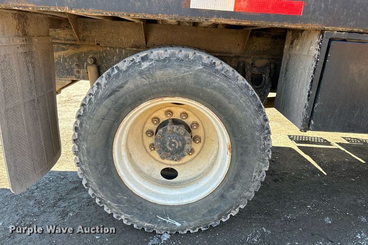 image for item NE9788 2002 International 8100 flatbed truck