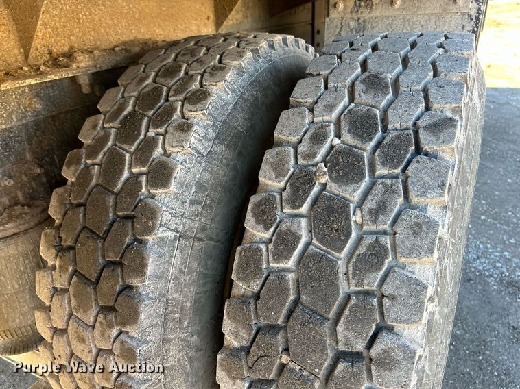 image for item NE9788 2002 International 8100 flatbed truck