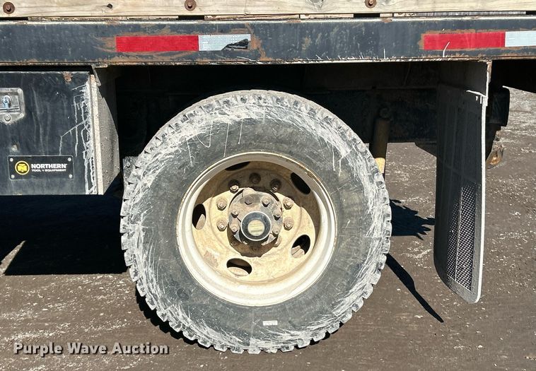 image for item NE9788 2002 International 8100 flatbed truck