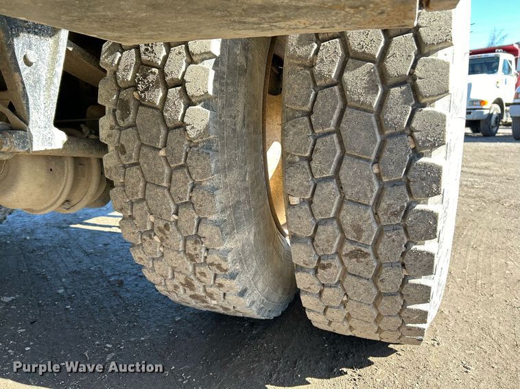 image for item NE9788 2002 International 8100 flatbed truck