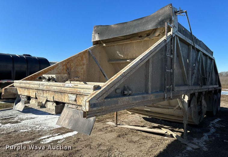 image for item NI9724 1984 Boothell bottom dump trailer