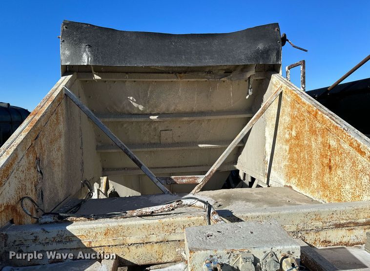image for item NI9724 1984 Boothell bottom dump trailer