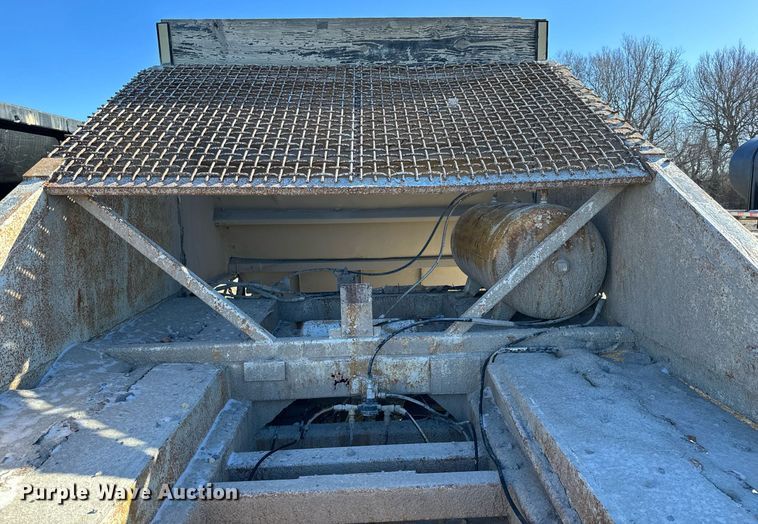 image for item NI9724 1984 Boothell bottom dump trailer