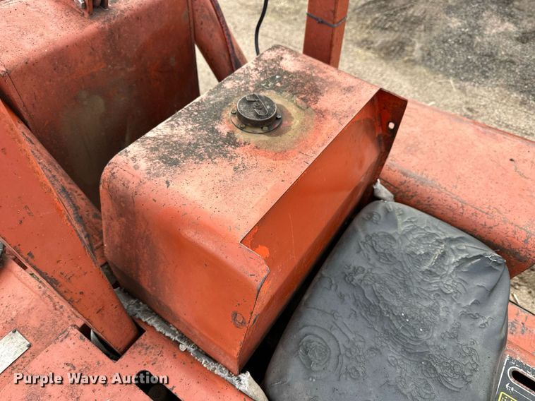 image for item NJ9283 1978 Ditch Witch R40 trencher