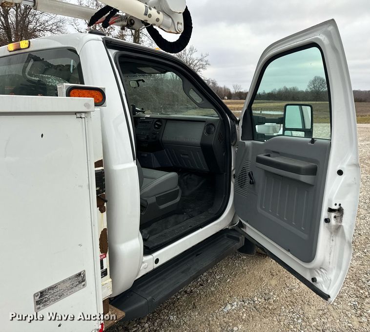 image for item NM9253 2014 Ford F550 Super Duty XL bucket truck