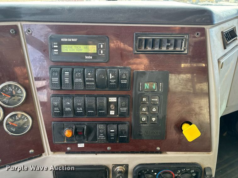 image for item NM9262 2016 Western Star 4700SF dump truck