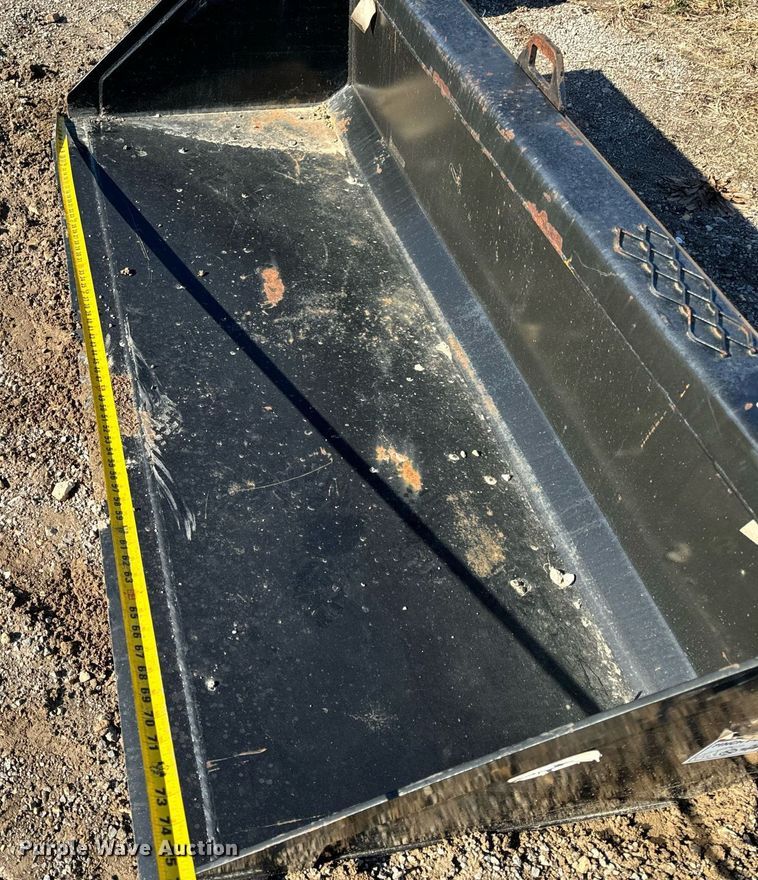 image for item NM9275 Industrias America 72 skid steer bucket