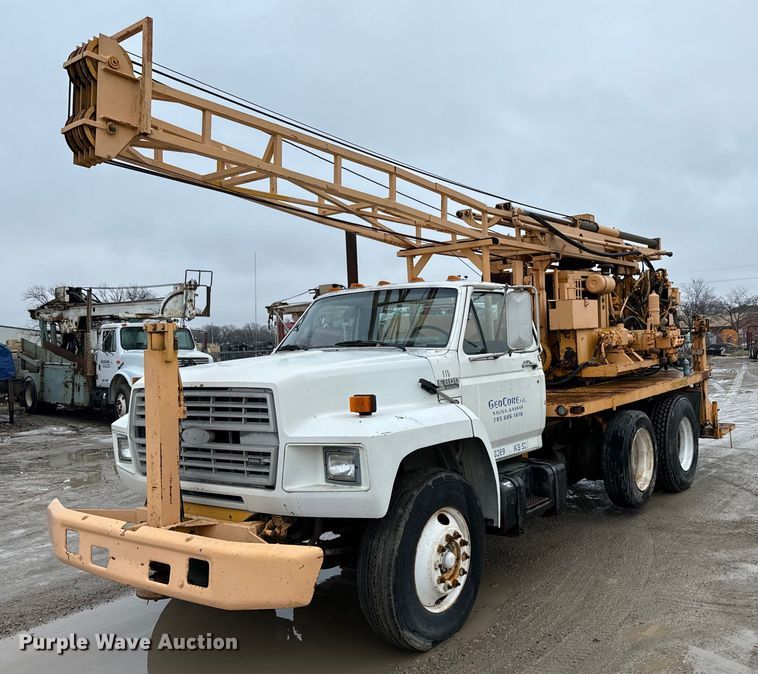 image for item NN9366 1990 Ford F800 drilling rig truck