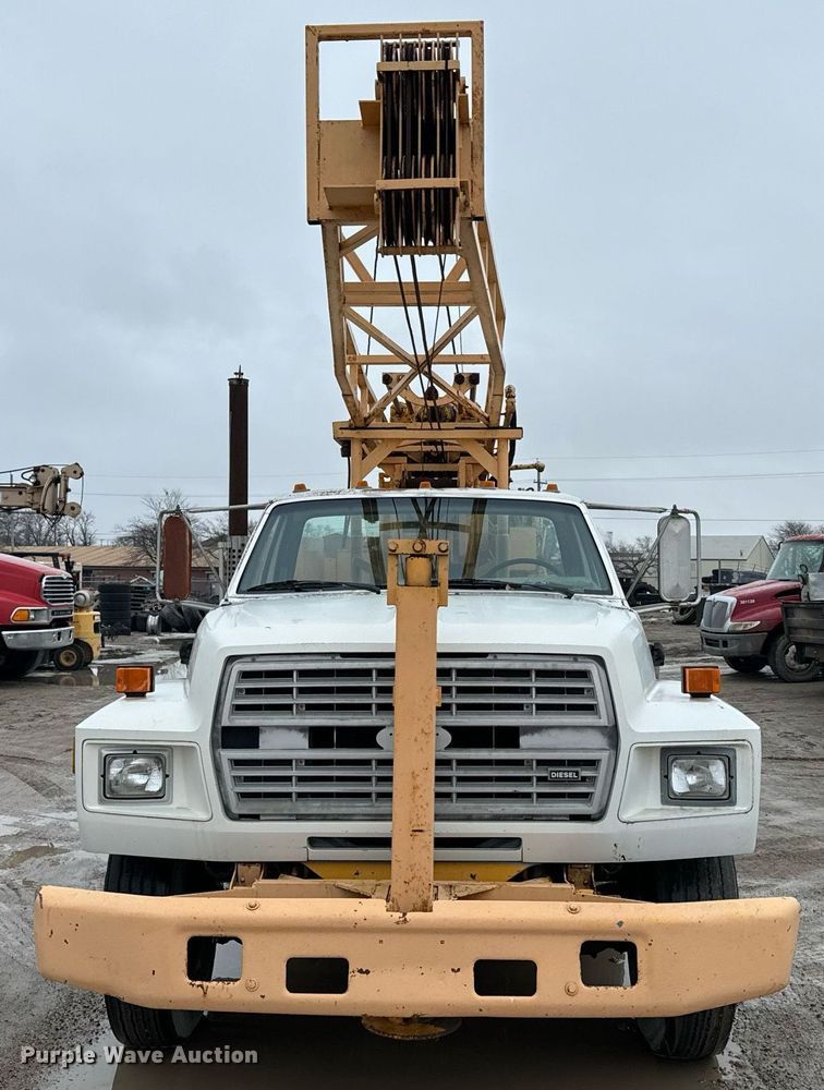 image for item NN9366 1990 Ford F800 drilling rig truck