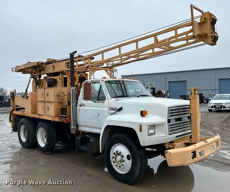 image for item NN9366 1990 Ford F800 drilling rig truck