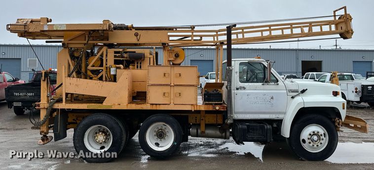 image for item NN9366 1990 Ford F800 drilling rig truck