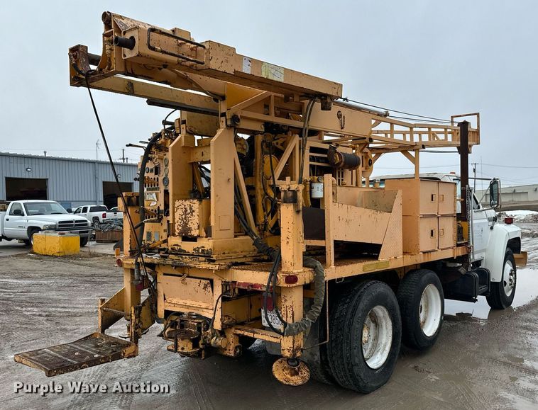 image for item NN9366 1990 Ford F800 drilling rig truck