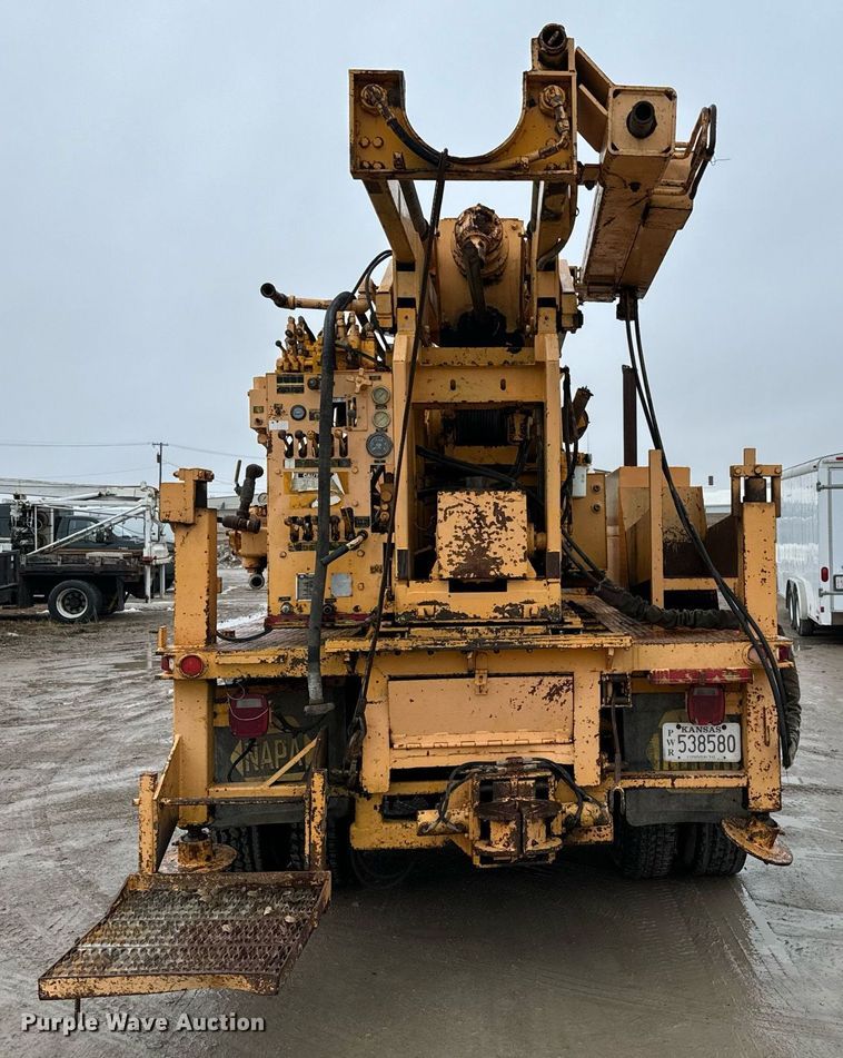 image for item NN9366 1990 Ford F800 drilling rig truck