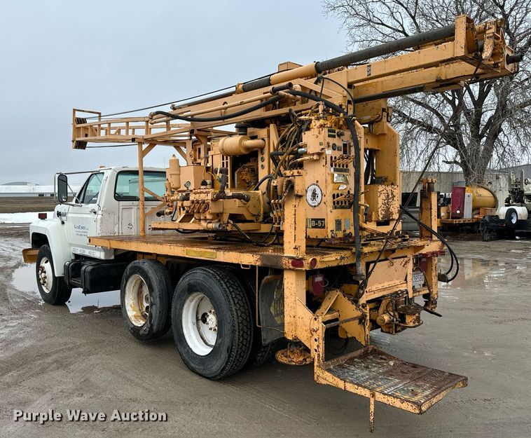 image for item NN9366 1990 Ford F800 drilling rig truck